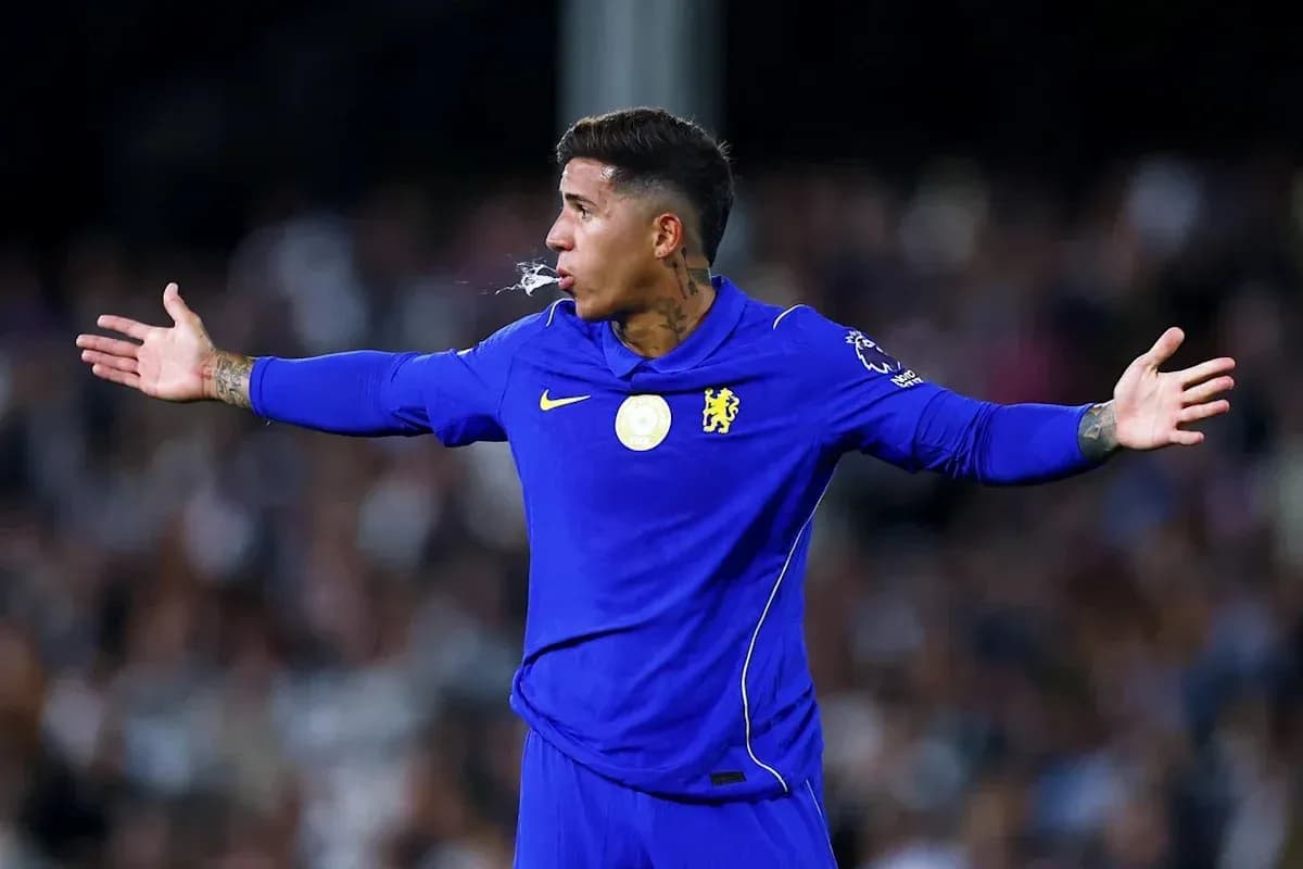 Jugador de Chelsea gesticulando en el campo