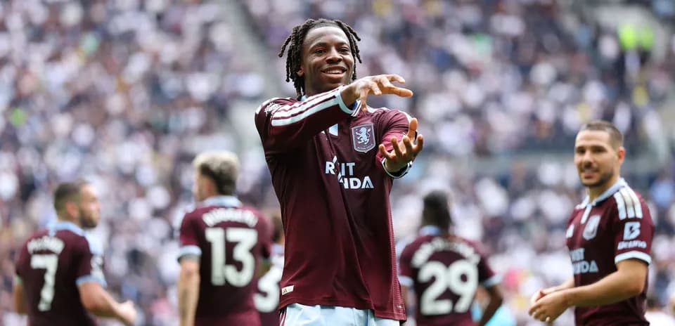 Jugador de Aston Villa celebrando con compañeros en el campo