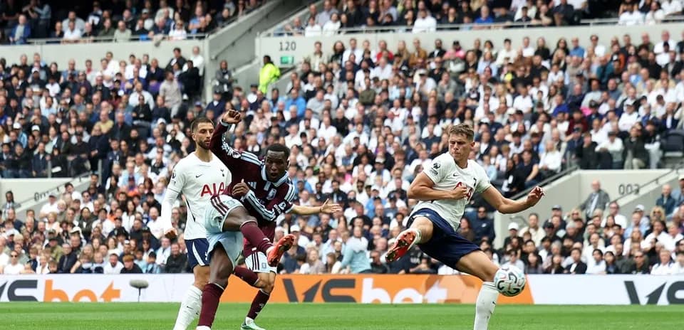 Jugador de Tottenham intentando despejar el balón en partido