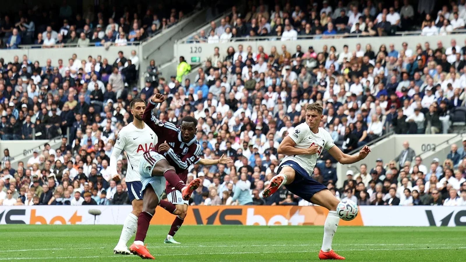 Jugador de Tottenham intentando despejar el balón en partido