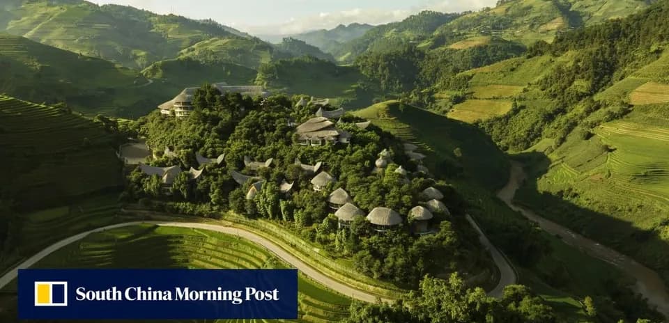 Vista aérea de casas en colinas y arrozales