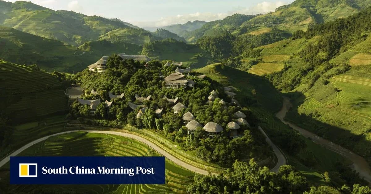 Vista aérea de casas en colinas y arrozales