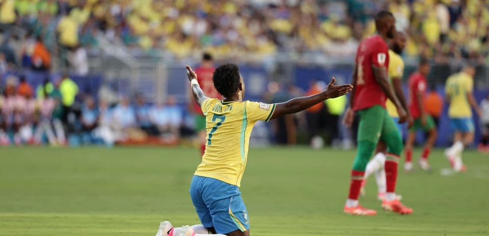 Jugador brasileño celebra durante el partido