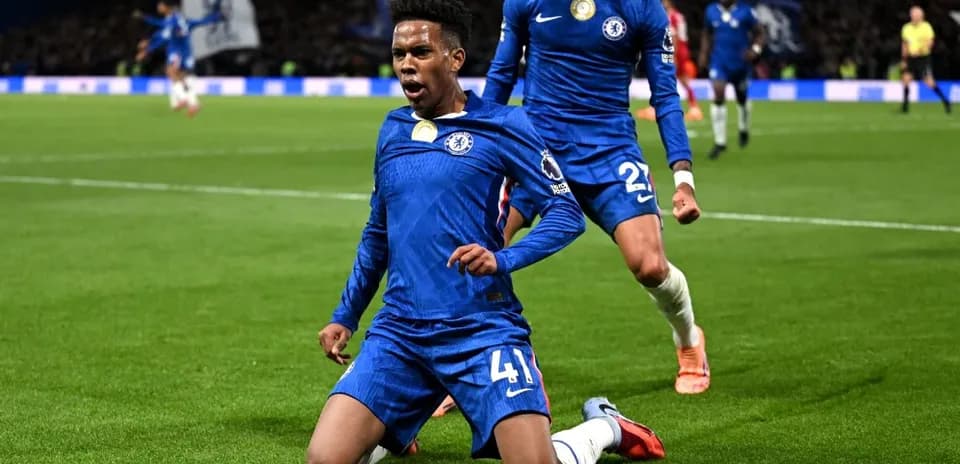 Celebración de gol de jugador del Chelsea