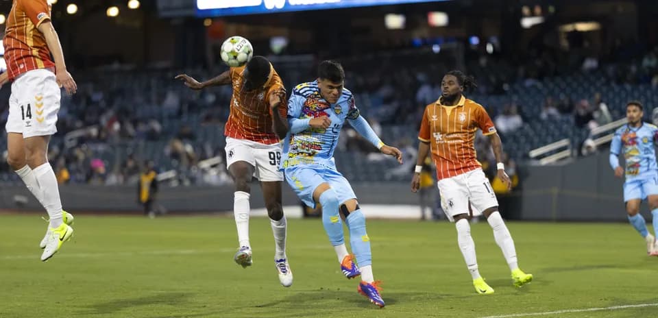 Jugadores de El Paso y Lexington en acción