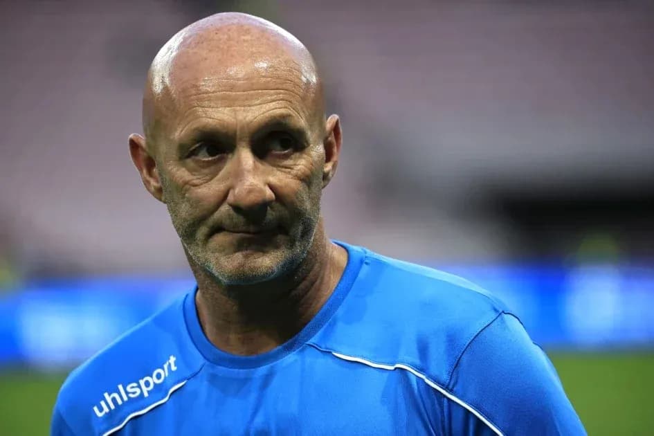 Entrenador en uniforme azul en el campo