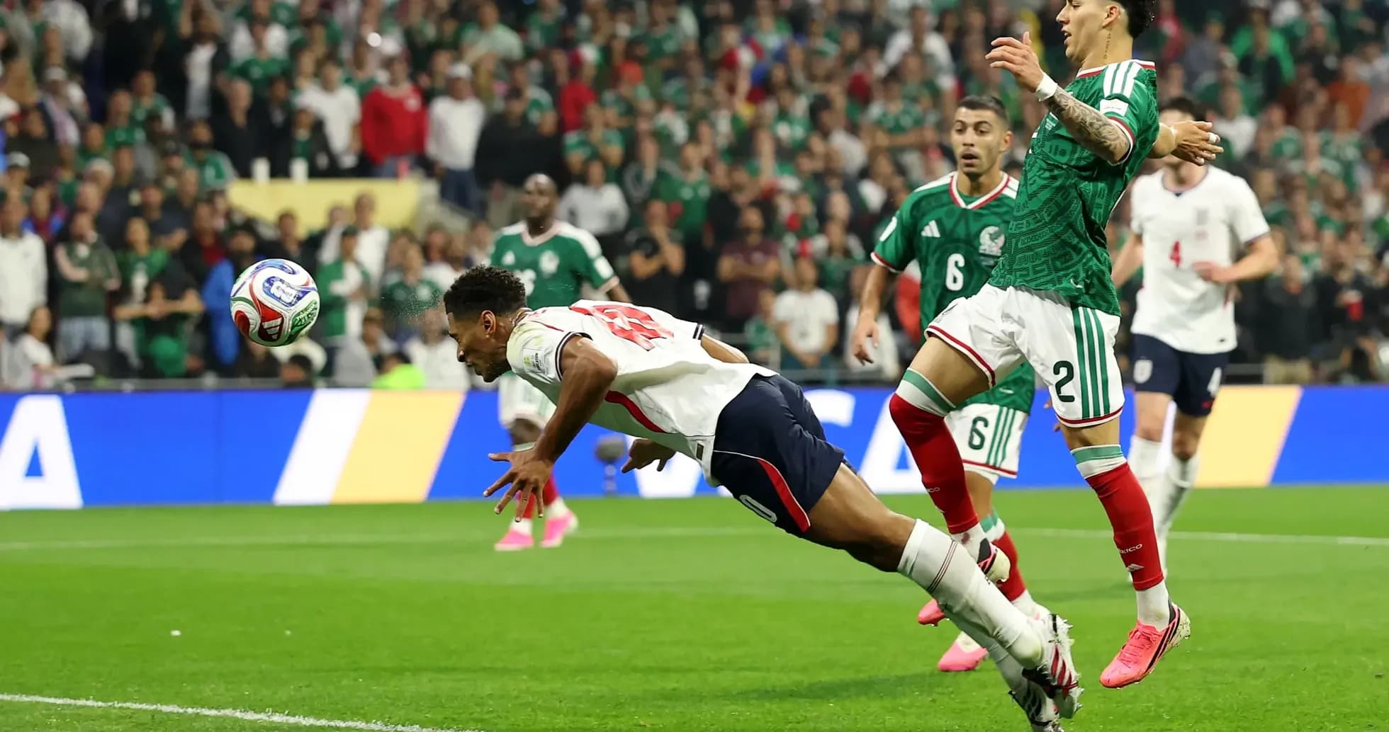 Jugador inglés lanzándose por el balón contra México
