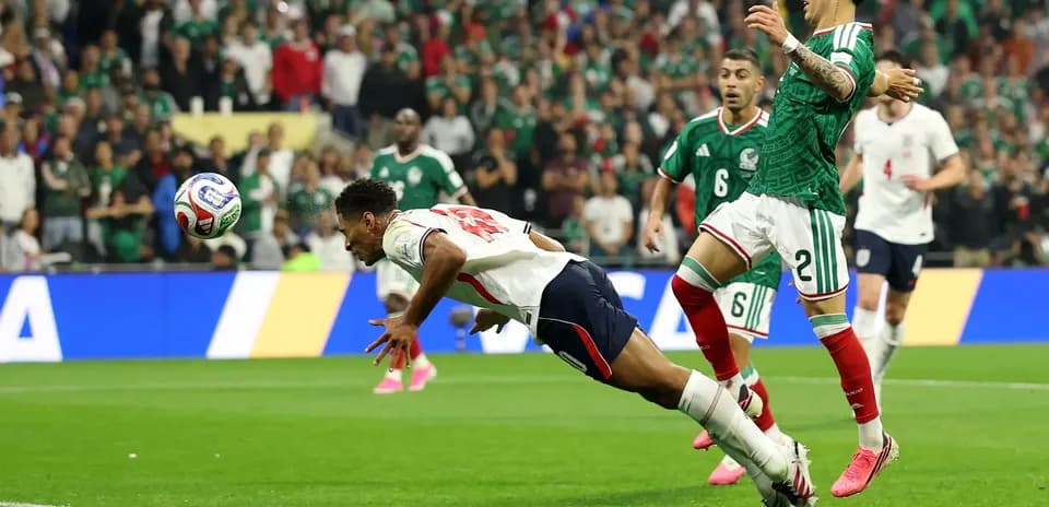 Jugador inglés lanzándose por el balón contra México
