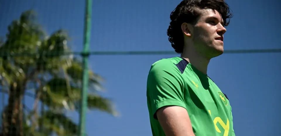 Jugador en uniforme verde durante entrenamiento al aire libre
