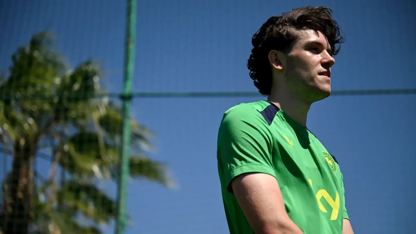 Jugador en uniforme verde durante entrenamiento al aire libre