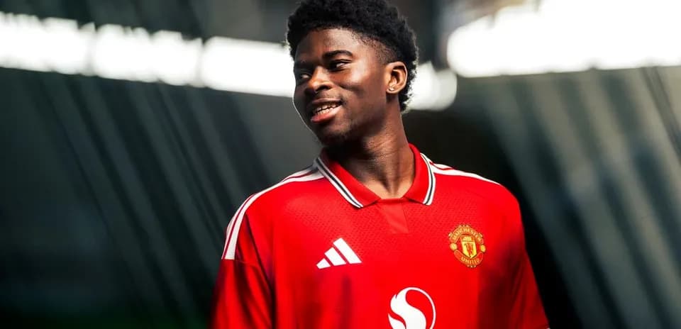Jugador de Manchester United posando en camiseta roja