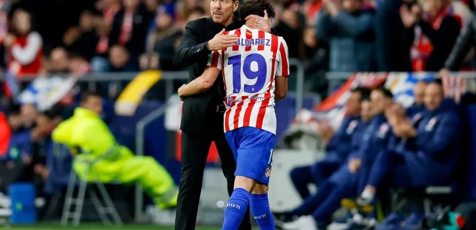 Entrenador abrazando a jugador tras su salida