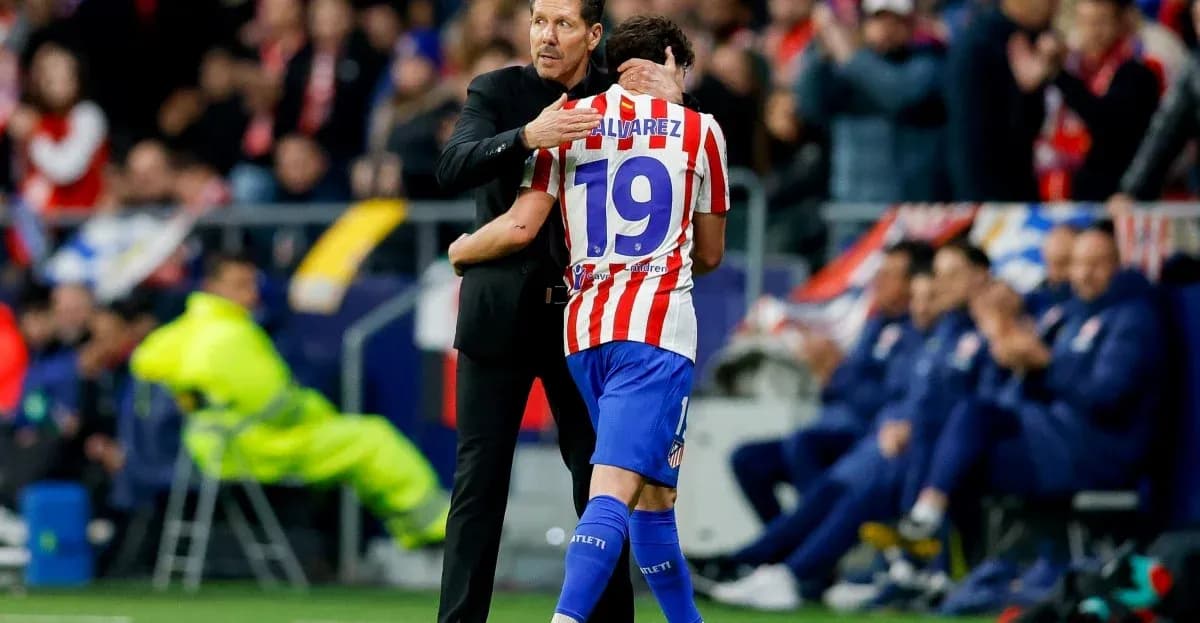 Entrenador abrazando a jugador tras su salida