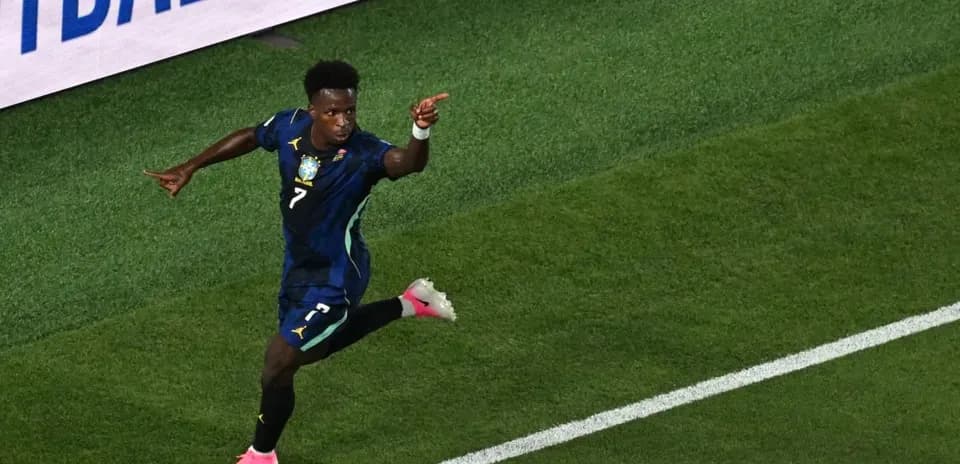 Jugador celebrando un gol en el campo de fútbol