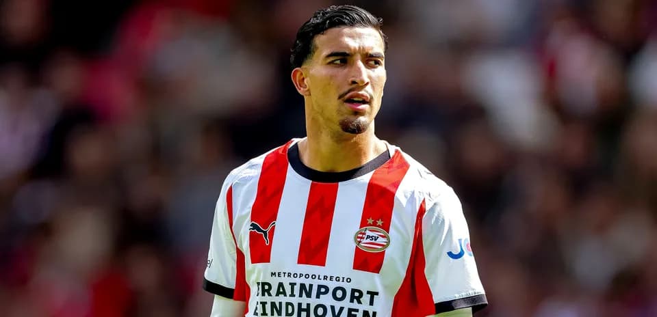 Jugador de PSV con camiseta a rayas rojas y blancas