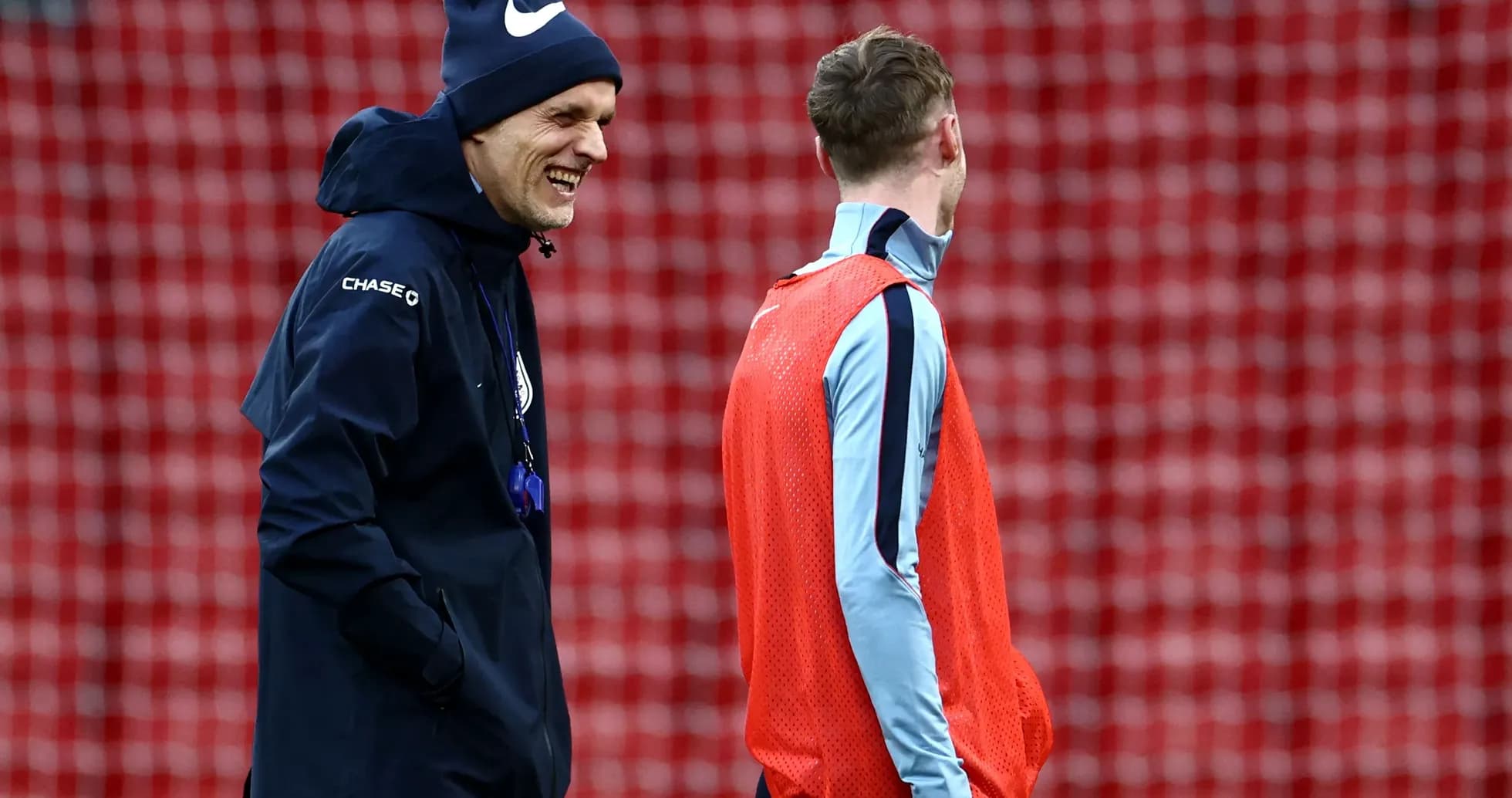 Entrenador y jugador conversando durante la práctica