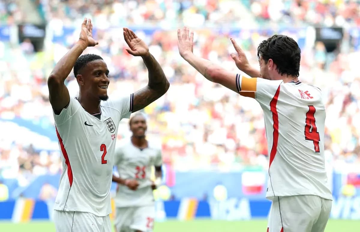 Jugadores de Inglaterra celebrando en el campo