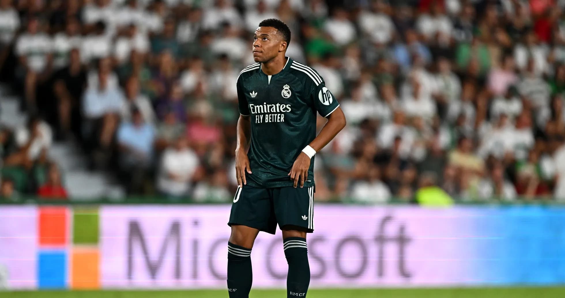 Jugador de Real Madrid en partido con aficionados de fondo