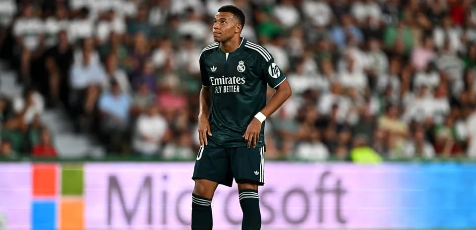 Jugador de Real Madrid en partido con aficionados de fondo