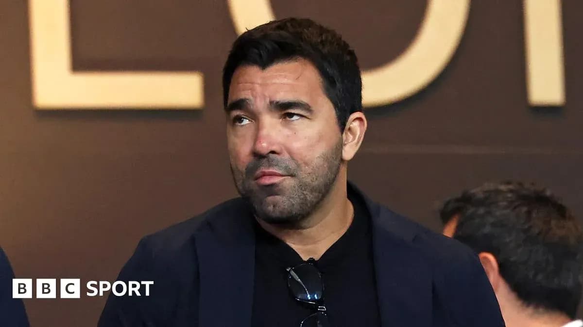 Hombre en un evento deportivo observando atentamente