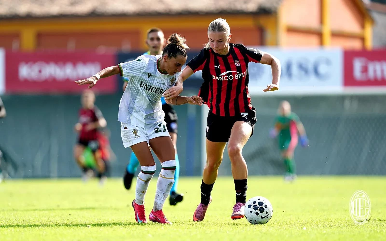Jugadora de Ternana W compitiendo por el balón