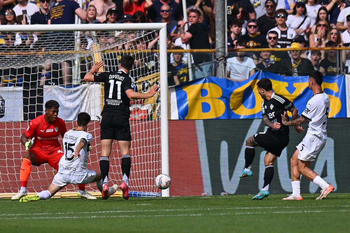 Acción de gol entre Como y Parma