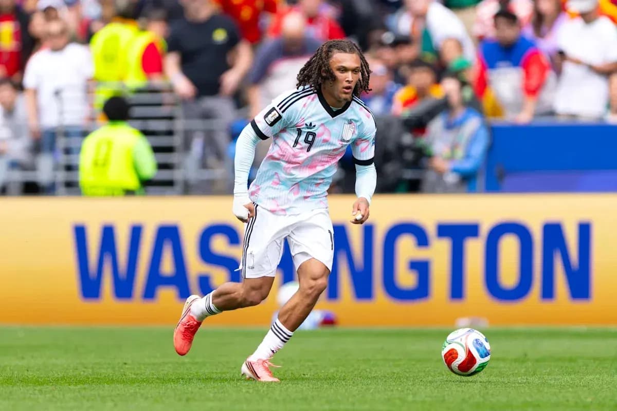 Jugador corriendo con balón durante partido de fútbol