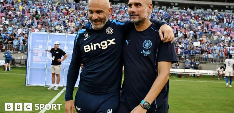 Entrenadores celebrando en el campo después del partido