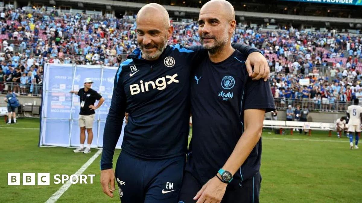 Entrenadores celebrando en el campo después del partido