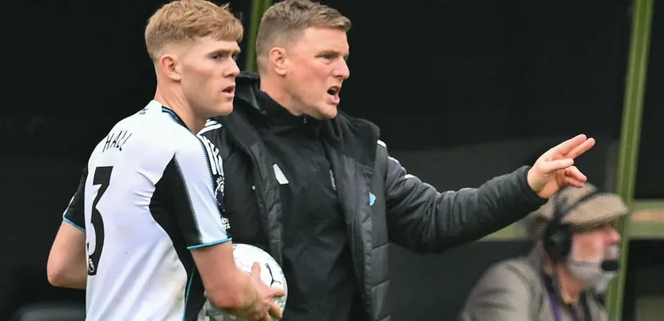 Entrenador dando instrucciones a jugador en partido