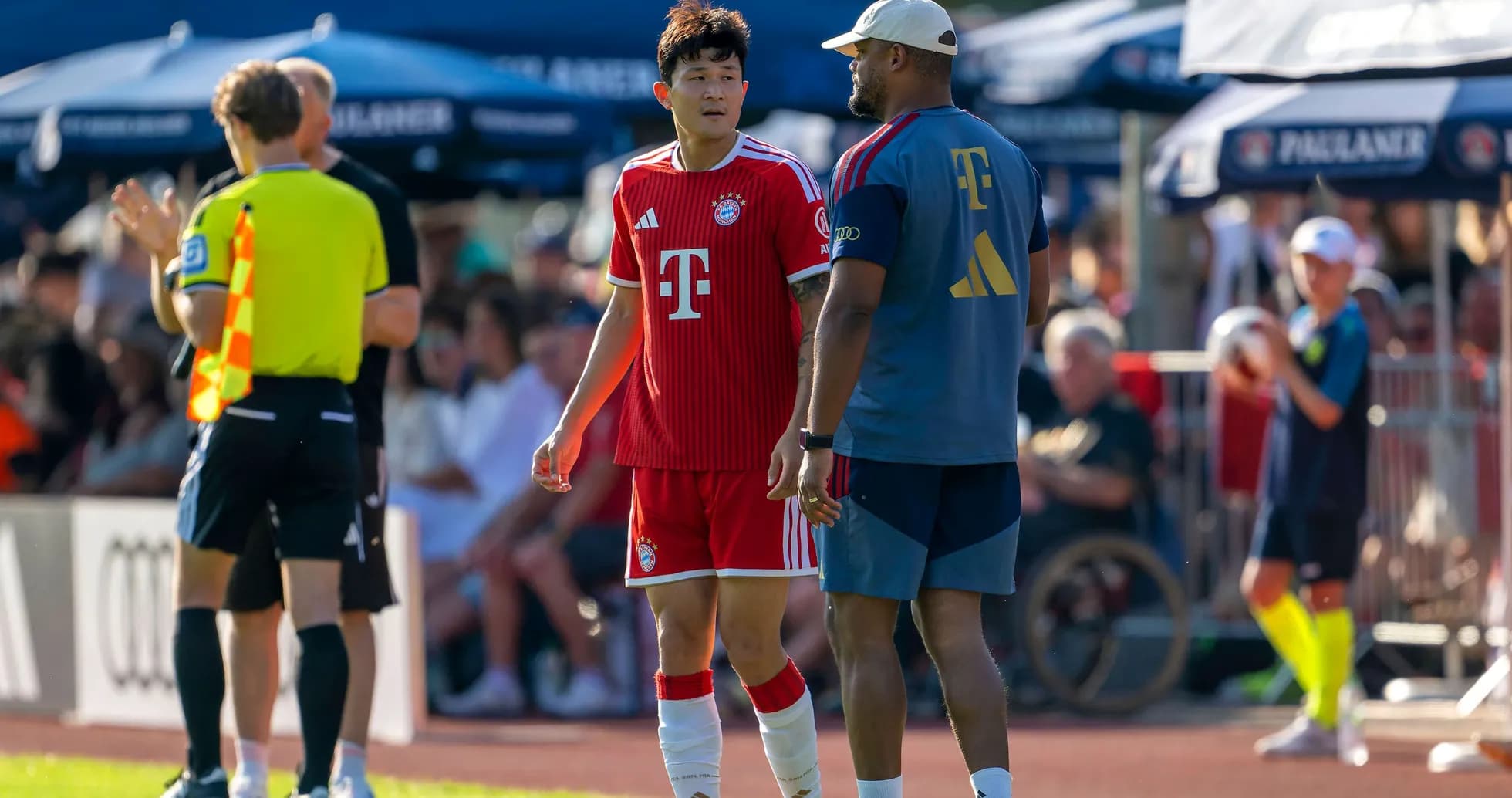 Jugador de Bayern Múnich conversando con un entrenador