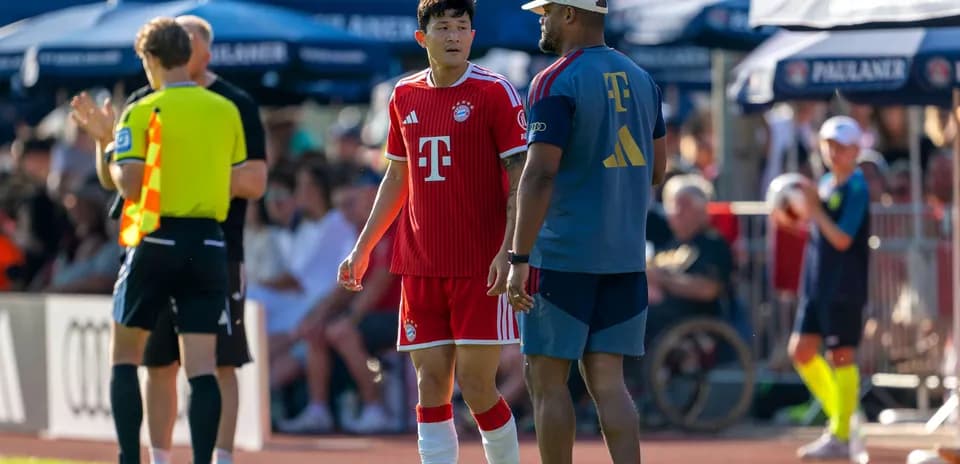 Jugador de Bayern Múnich conversando con un entrenador