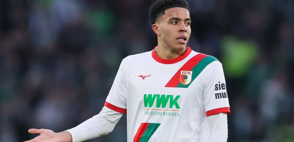 Jugador del FC Augsburg gesticulando durante el partido