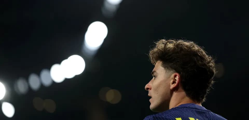 Jugador mirando hacia el campo bajo luces brillantes
