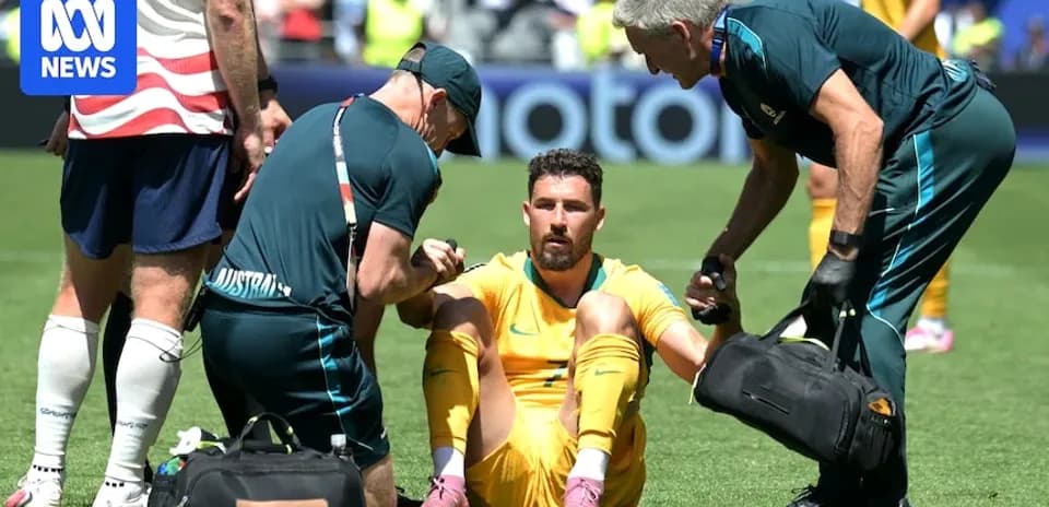 Jugador australiano sentado recibiendo atención médica