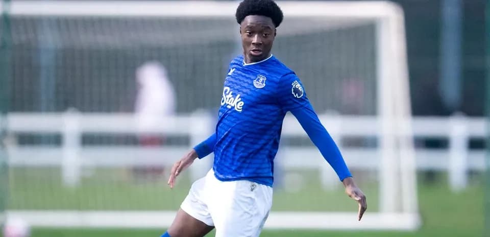 Jugador de Everton durante entrenamiento en el campo