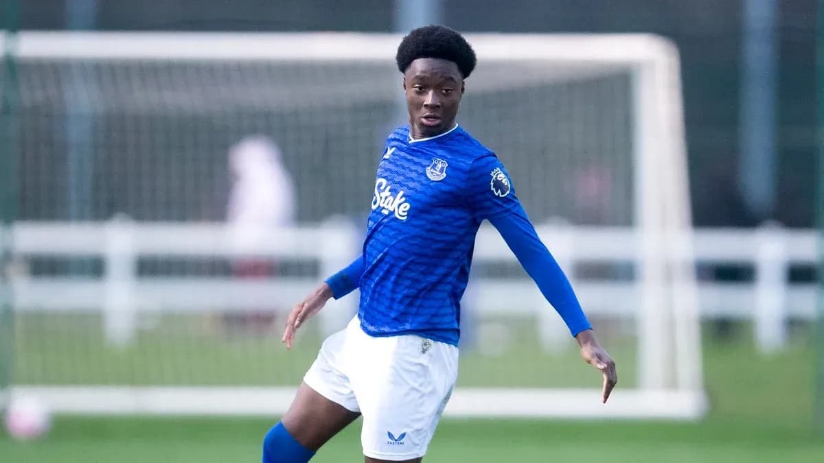Jugador de Everton durante entrenamiento en el campo