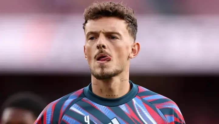 Jugador en uniforme de portero durante partido