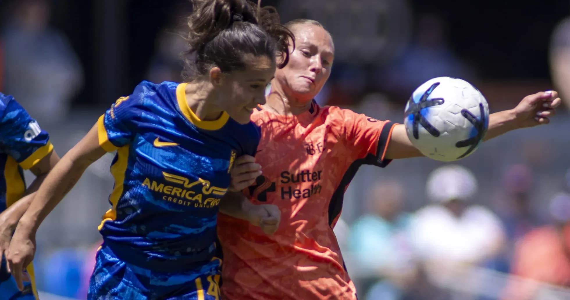 Jugadora compitiendo por el balón en partido