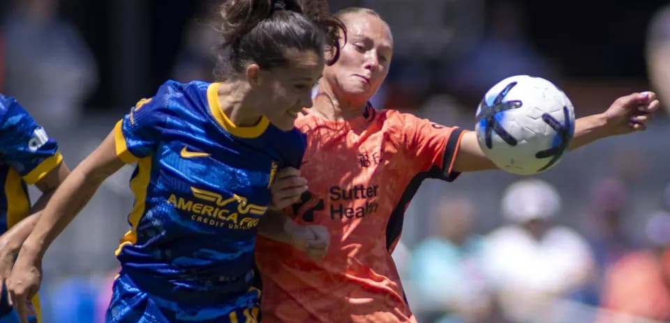 Jugadora compitiendo por el balón en partido
