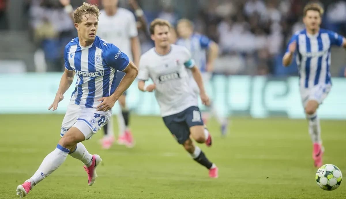 Jugador de Lech Poznan avanzando con el balón