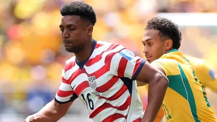 Jugador estadounidense corriendo mientras es marcado