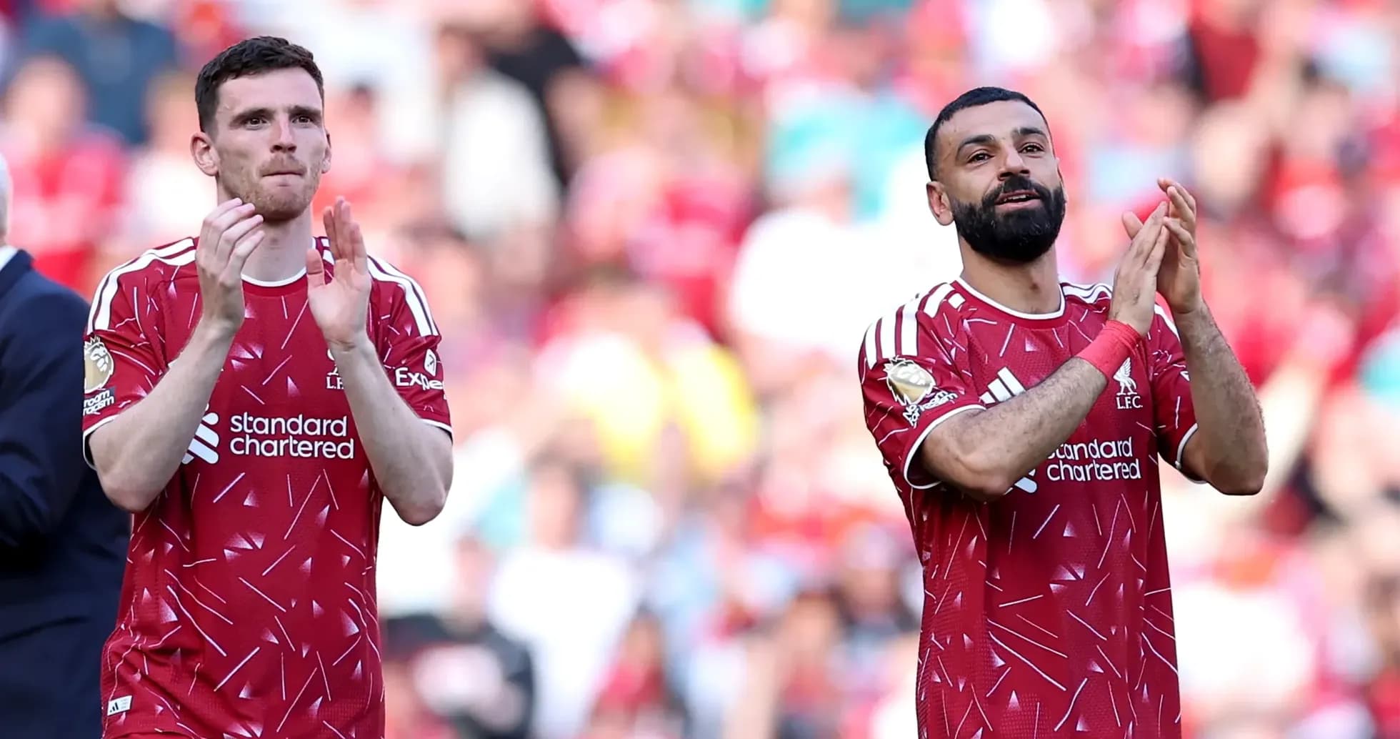 Jugadores aplaudiendo en el estadio de Liverpool