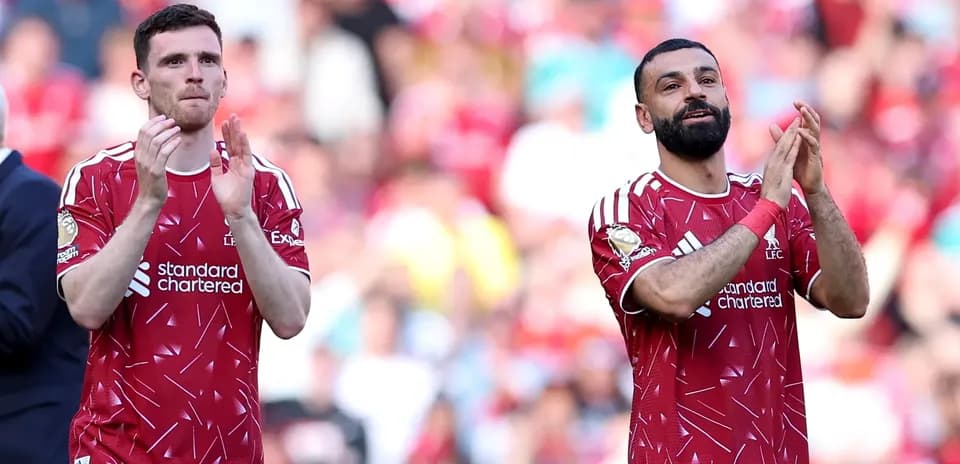 Jugadores aplaudiendo en el estadio de Liverpool