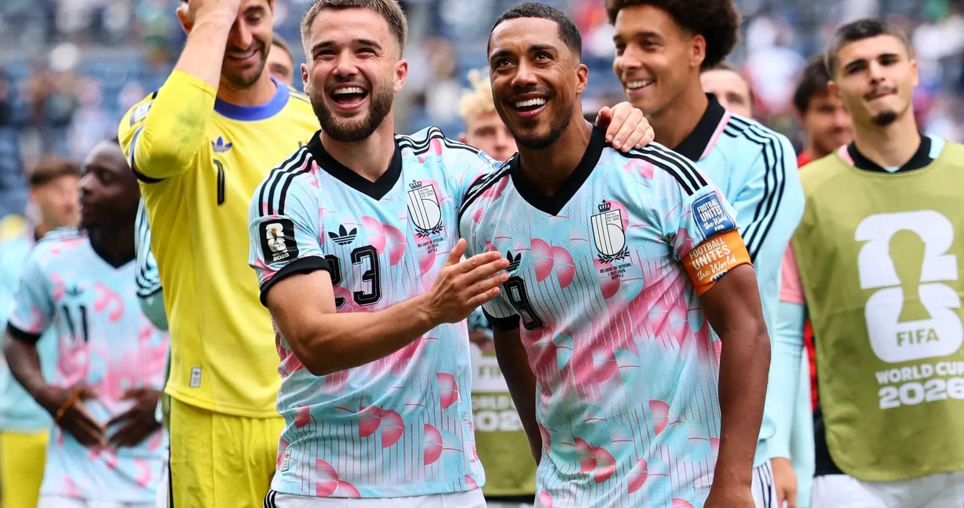Jugadores de Bélgica celebrando en el campo