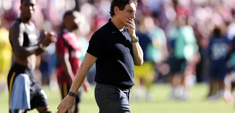 Entrenador caminando pensativo tras el partido