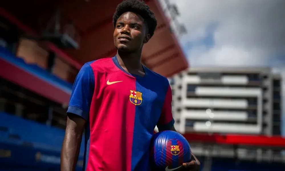 Jugador de fútbol con balón en estadio del Barcelona