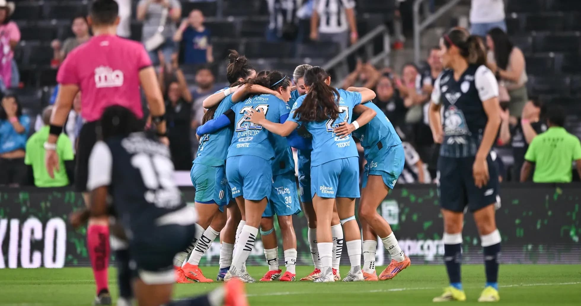 Jugadoras de Monterrey celebrando un gol