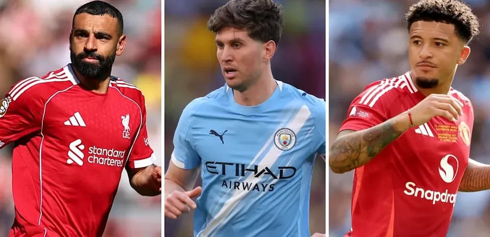 Tres futbolistas en sus camisetas de club