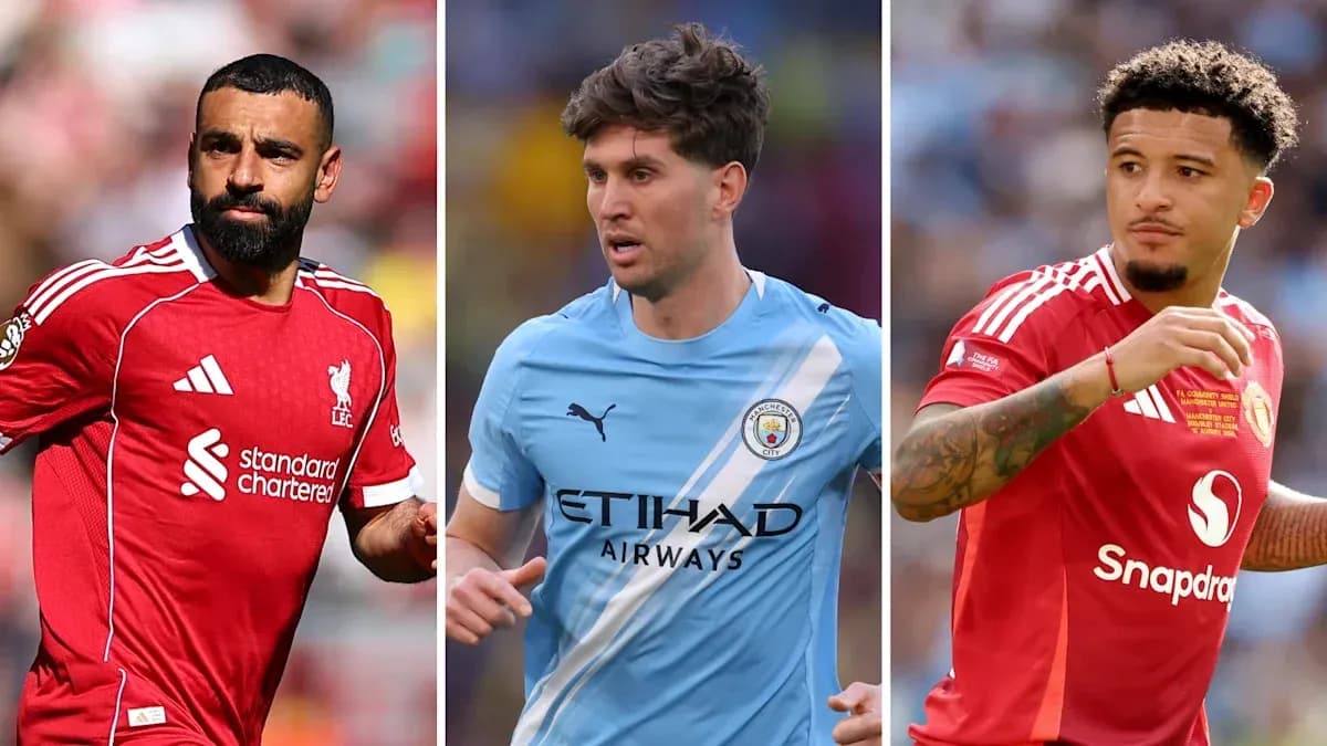 Tres futbolistas en sus camisetas de club